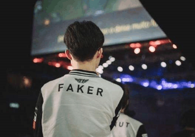 仍然在考虑中路的Tristana吗？ Creme 韩国服务器排名正在训练Tsar，并选择了中路的Charmander和Tristana